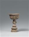 Butterlampe (Opferlampe) mit bajixiang für den Tempelaltar. Silber mit Türkiseinlagen. Tibet, 19. Jh. - image-2