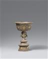 Butterlampe (Opferlampe) mit bajixiang für den Tempelaltar. Silber mit Türkiseinlagen. Tibet, 19. Jh. - image-1