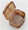 A 14k gold mounted carved agate snuff box with a later leather case. - image-2