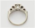 A German 14 kt white gold and c. 1.27 ct diamond solitaire Art Déco ring. - image-2