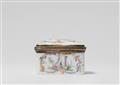 A Meissen porcelain snuff box with ruins - image-3