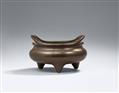 A large bronze incense burner. Qing dynasty - image-1