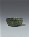 Große blütenförmige Schale im Mogul-Stil. Spinatgrüne Jade. Qing-Zeit - image-1