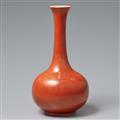 Kleine korallenrote Vase mit Golddekor. Qing-Zeit, 18. Jh. - image-1