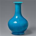 A turquoise-glazed bottle vase. Qing dynasty 18th century - image-1