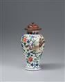A small wucai baluster vase. Kangxi period (1662-1722) - image-1