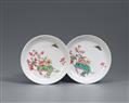 Two small famille rose saucer dishes. Yongzheng period (1723-1735) - image-1