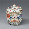 A lidded box from the 'Pompadour' service. Qianlong period, around 1745 - image-1