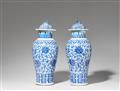Paar blau-weiße Deckelvasen. Qing-Zeit, 19. Jh. - image-1