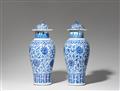 Paar blau-weiße Deckelvasen. Qing-Zeit, 19. Jh. - image-2
