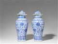 Paar blau-weiße Deckelvasen. Qing-Zeit, 19. Jh. - image-3