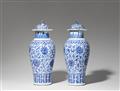 Paar blau-weiße Deckelvasen. Qing-Zeit, 19. Jh. - image-4