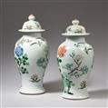A pair of lidded famille verte baluster vases. Qing dynasty, 19th century - image-2