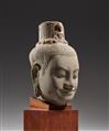 Kopf eines Lokeshvara. Grauer Sandstein. Kambodscha. Im Stil von Baphuon - image-2