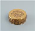 A round gold lacquer box. 19th century - image-2