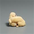 An ivory netsuke of a dog with a ball. Early 19th century - image-2