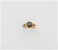 A German 21k gold and sugarloaf-cut chrysoberyl cat's eye ring. - image-1