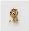 A French 18k gold and enamel novelty clip of a lion cub. - image-1