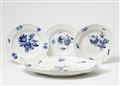 Five Meissen pieces of tableware decorated with "deutsche blumen" - image-1