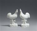 A pair of Dehua cockerel figures. Qing dynasty, 18th century - image-1