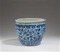 A blue and white jardinière. Qing dynasty, 19th century - image-2