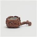 Kagamibuta-Netsuke mit Daikoku. Holz und Metall. Mitte 19. Jh. - image-5