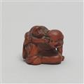 A boxwood netsuke of an old man and a monkey. 19th century - image-3