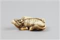 Netsuke eines liegenden Ochsens und Junge. Elfenbein. Spätes 18. Jh. - image-4