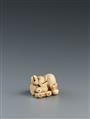 Netsuke einer Spielzeuggruppe. Elfenbein. 2. Hälfte 19. Jh. - image-2