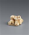 Netsuke einer Spielzeuggruppe. Elfenbein. 2. Hälfte 19. Jh. - image-1