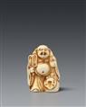 Netsuke einer Tonpuppe in Form des Glücksgottes Hotei. Elfenbein. Osaka. Mitte 19. Jh. - image-1