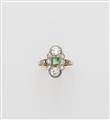 An Art Déco 14 kt gold platinum diamond and emerald ring. - image-1