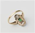 An Art Déco 14 kt gold platinum diamond and emerald ring. - image-2