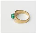 Dreisteine-Ring mit Smaragdcabochon - image-2