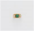 An 18k gold diamond and sugarloaf-cut emerald three stone ring. - image-1