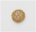 A structured 18 kt gold wire brooch set with white and lemon coloured diamonds. - image-2