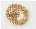A structured 18 kt gold wire brooch set with white and lemon coloured diamonds. - image-3
