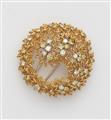 A structured 18 kt gold wire brooch set with white and lemon coloured diamonds. - image-1