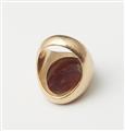 An 18k rose gold gentlemans' signet ring with a Neoclassical carnelian intaglio. - image-2
