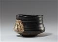 A large Kuro-Oribe chawan. Mino area, Owari province. Early Edo period, 17th century - image-3