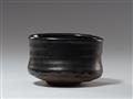 A large Kuro-Oribe chawan. Mino area, Owari province. Early Edo period, 17th century - image-4