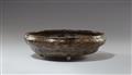 A large and shallow Nezumi-Shino bowl. Mino area, Owari province. Early Edo period, 17th century - image-5