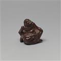 Netsuke des sitzenden Gama Sennins. Dunkles Holz. Edo. 19. Jh. - image-2