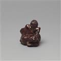 Netsuke des sitzenden Gama Sennins. Dunkles Holz. Edo. 19. Jh. - image-4