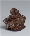 Netsuke des sitzenden Gama Sennins. Dunkles Holz. Edo. 19. Jh. - image-1