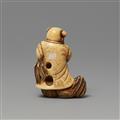 Netsuke eines chinesischen Knabens mit zwei Hähnen. Elfenbein. Frühes 19. Jh. - image-2