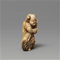 Netsuke eines chinesischen Knabens mit zwei Hähnen. Elfenbein. Frühes 19. Jh. - image-3