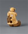 Netsuke eines chinesischen Knabens mit zwei Hähnen. Elfenbein. Frühes 19. Jh. - image-6