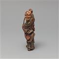 Netsuke eines großen rakan. Nadelholz mit farbiger Fassung. In der Art von Shuzan. 19. Jh. - image-2