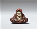 Netsuke des meditierenden Daruma. Buchsbaum und Elfenbein. Edo. Mitte 19. Jh. - image-2